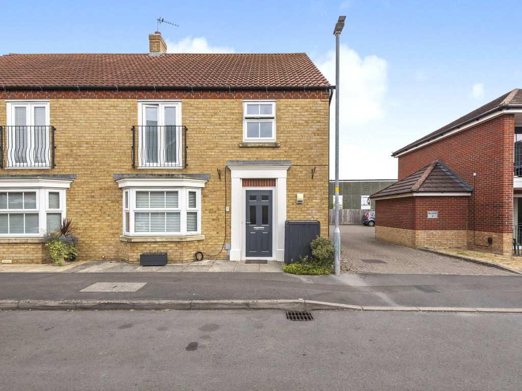 4 bed semidetached house for sale in Wainwright Mews, Wroughton
