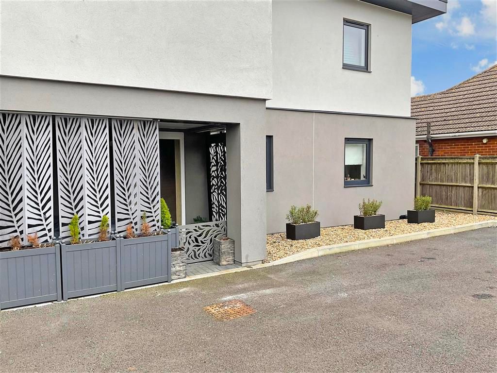 2 bed flat for sale in Queens Road, Littlestone, Kent TN28 Zoopla