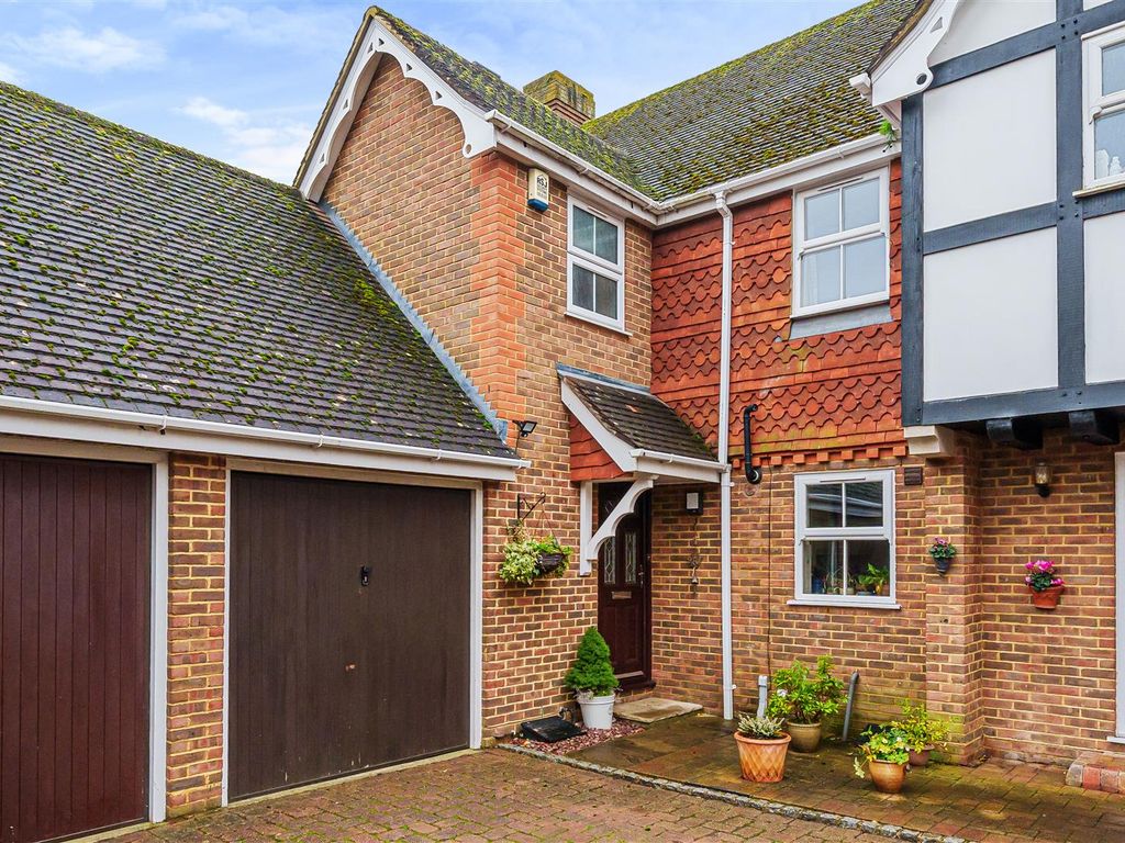 2 bed end terrace house to rent in Burfield Road, Old Windsor, Windsor