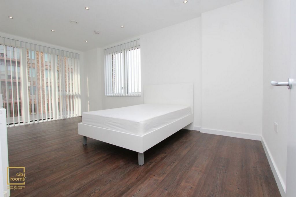 Room to rent in Samuel Building, 9 Frobisher Yard, London City Airport
