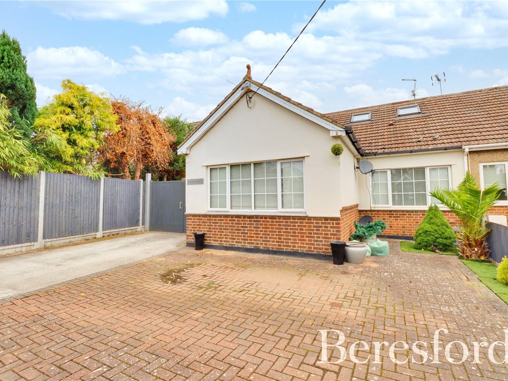 4 bed semidetached house for sale in Oaklands, Wyatts Green Road CM15