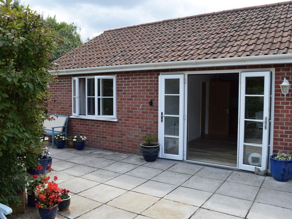 1 bed flat to rent in Ashley Avenue, Burnham On Sea, Somerset TA8, £680