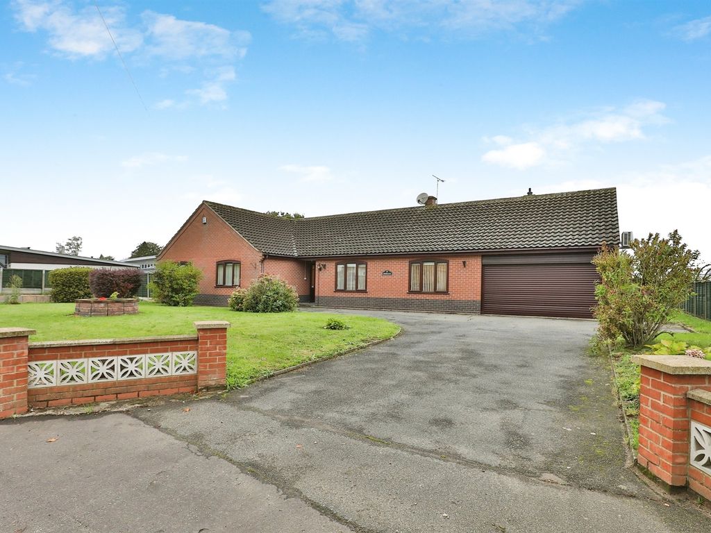 3 bed detached bungalow for sale in Norwich Road, Yaxham, Dereham NR19