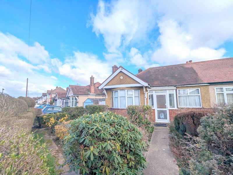 2 bed semidetached bungalow for sale in Hamilton Road, Feltham TW13