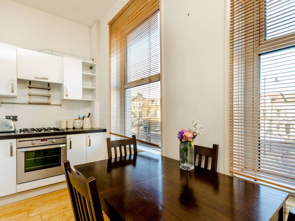 2 bed flat for sale in East Hill, Wandsworth, London SW18, £345,000