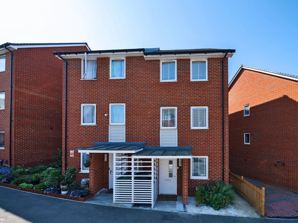 4 bed semidetached house for sale in Burroughs Drive, Dartford DA1