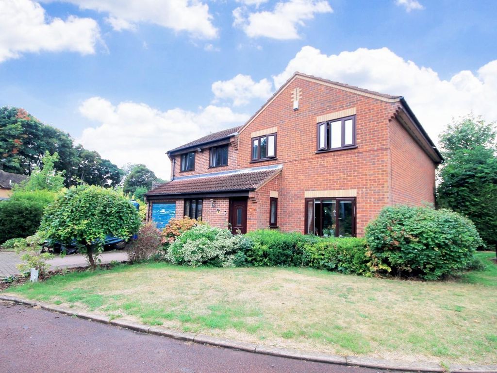 5 bed detached house for sale in Ixworth Close, Abington, Northampton