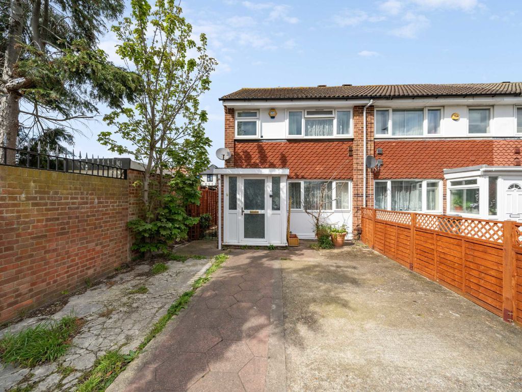 3 bed property for sale in Channel Close, Heston, Hounslow TW5, £