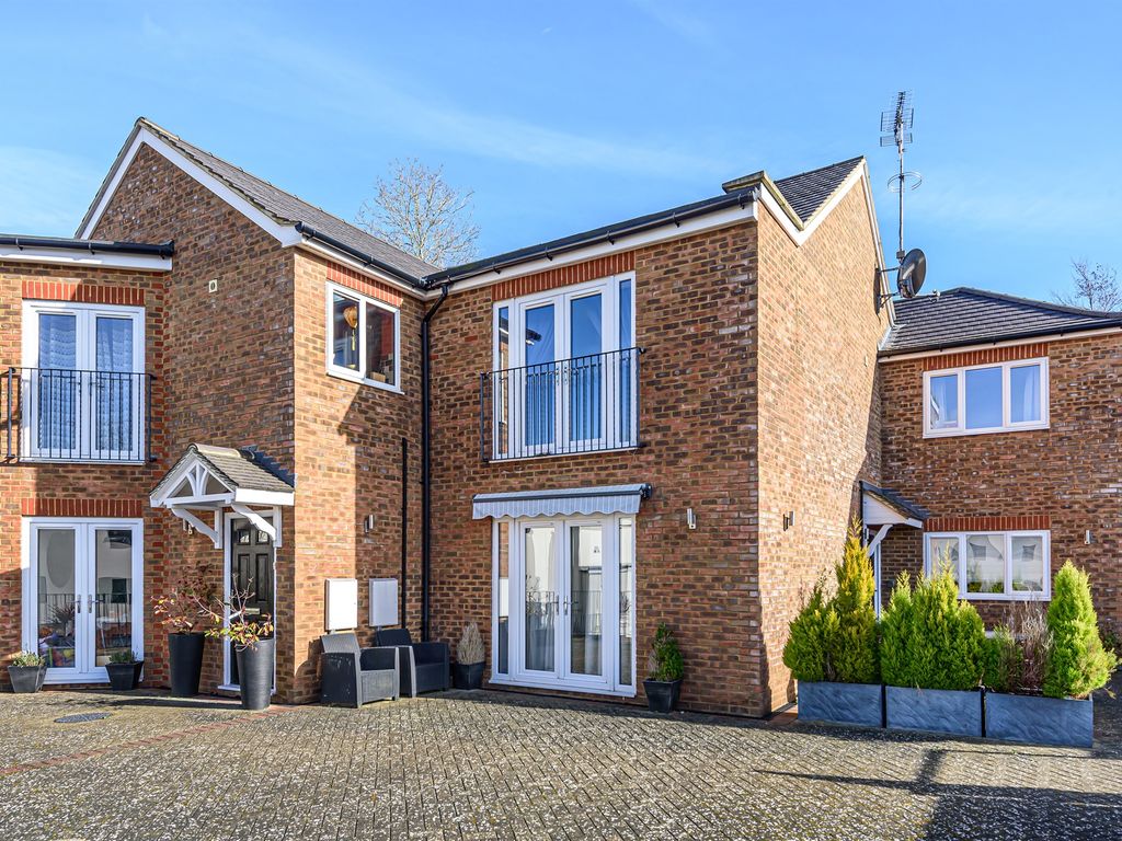 2 bed flat for sale in Brook Street, Tring HP23 Zoopla
