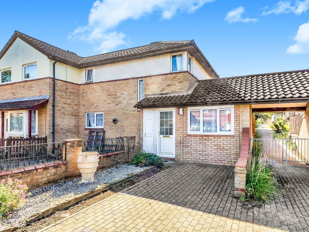 3 bed semidetached house for sale in Fairford Crescent, Downhead Park