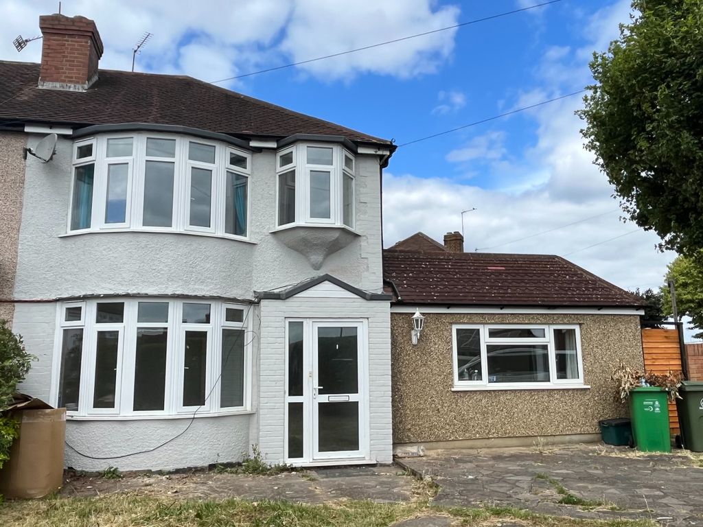 4 bed semidetached house to rent in Molesey Drive, Cheam, Sutton SM3