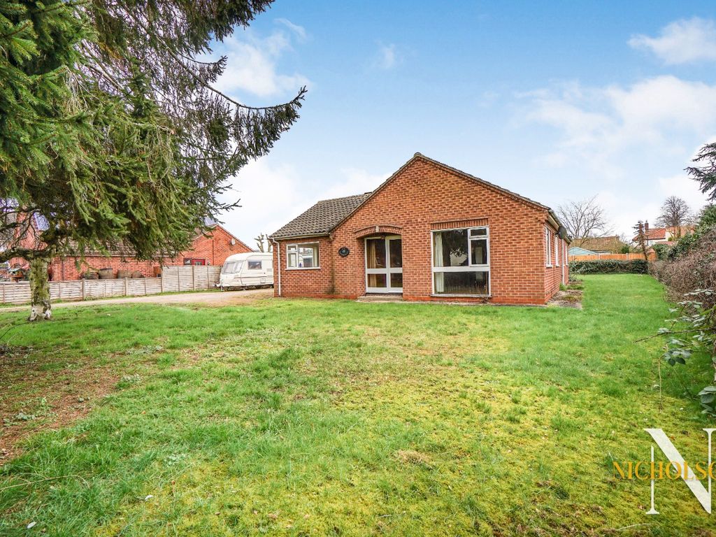 3 bed bungalow for sale in Back Street, South Clifton, Newark