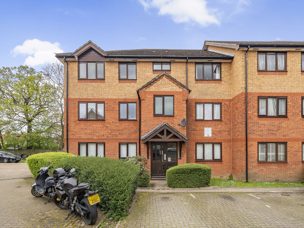 2 bed flat for sale in Chartwell Gardens, Cheam, Sutton SM3, £300,000