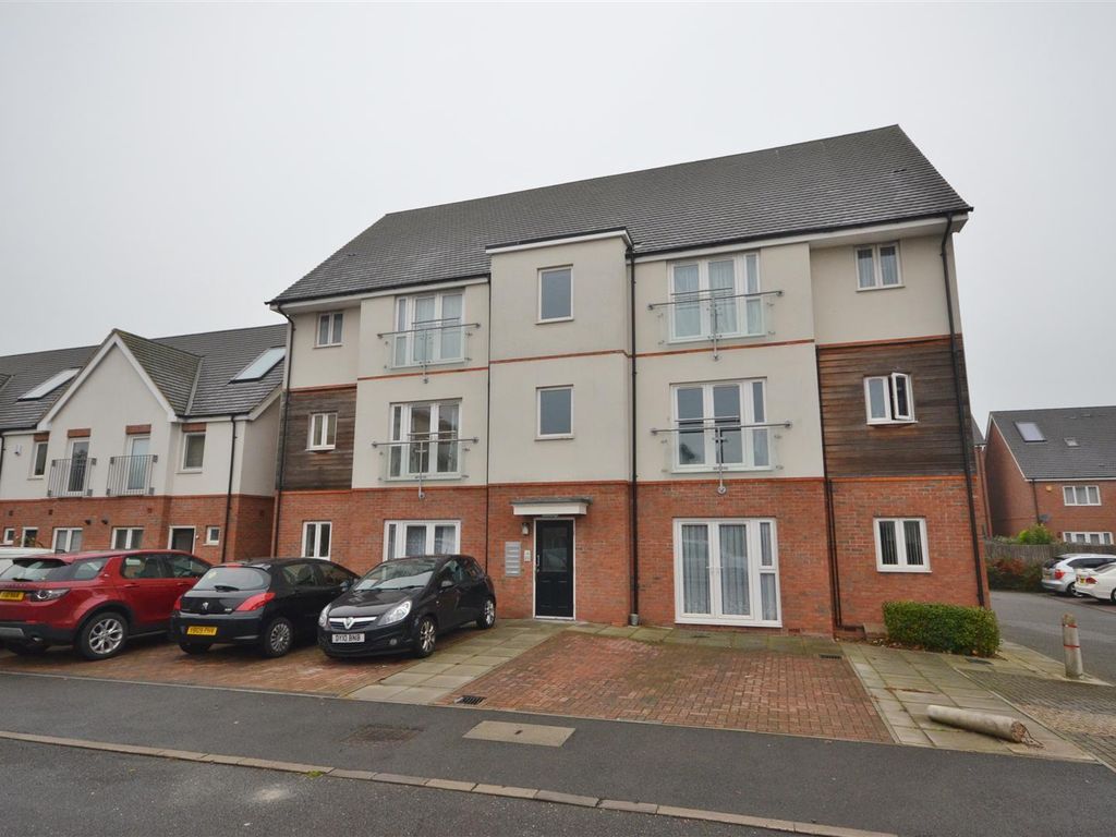 2 bed flat to rent in Digby Close, Luton LU4, £1,300 pcm Zoopla