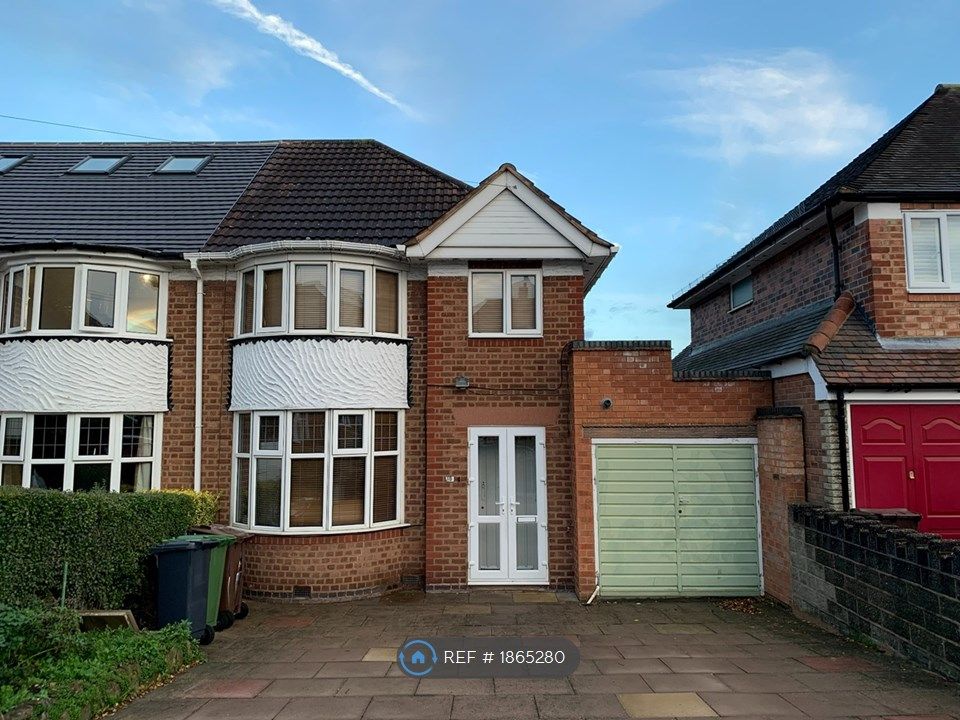 3 bed semidetached house to rent in Butler Road, Solihull B92, £1,545