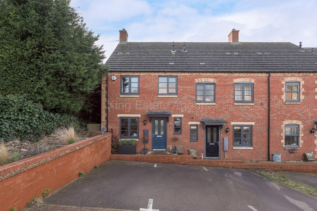 3 bed end terrace house for sale in Bosgate, Bozeat, Northamptonshire