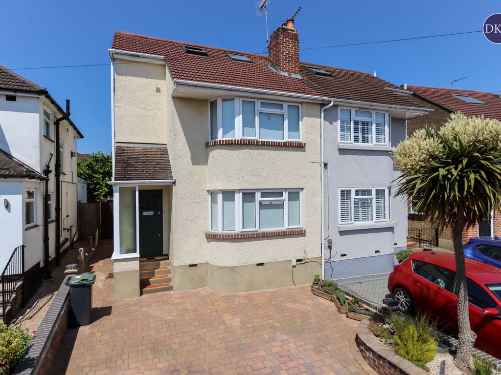 4 bed semidetached house for sale in Oakleigh Drive, Croxley Green