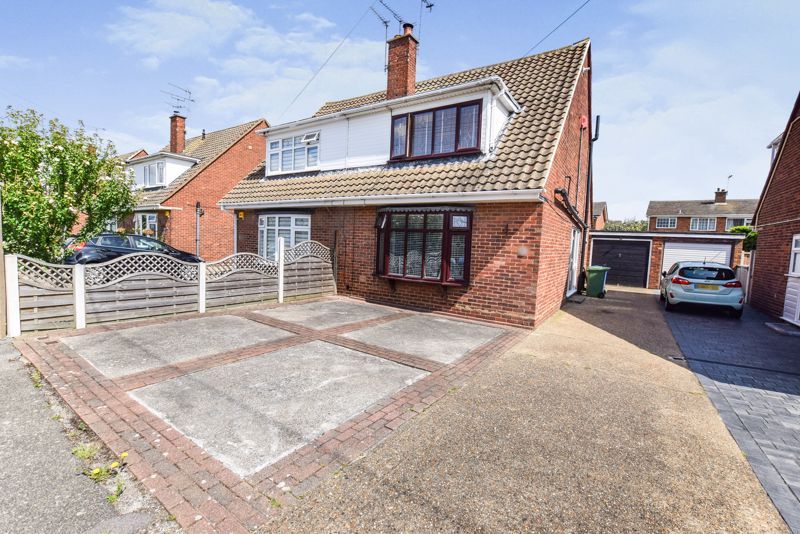 3 bed semidetached house for sale in Ashdown Close, Corringham