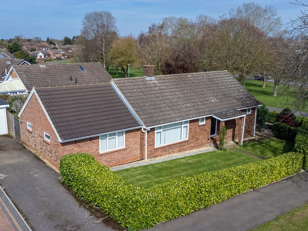 3 bed bungalow for sale in Howard Drive, Letchworth Garden City SG6, £
