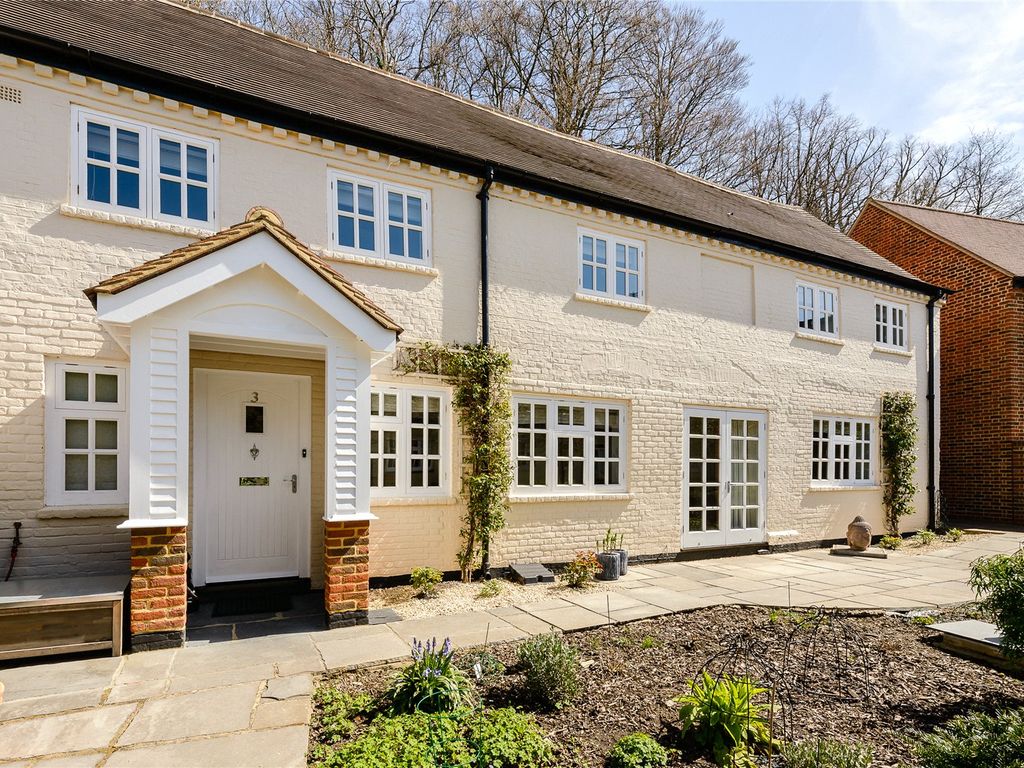 3 bed semidetached house for sale in Moor Park House Way, Farnham