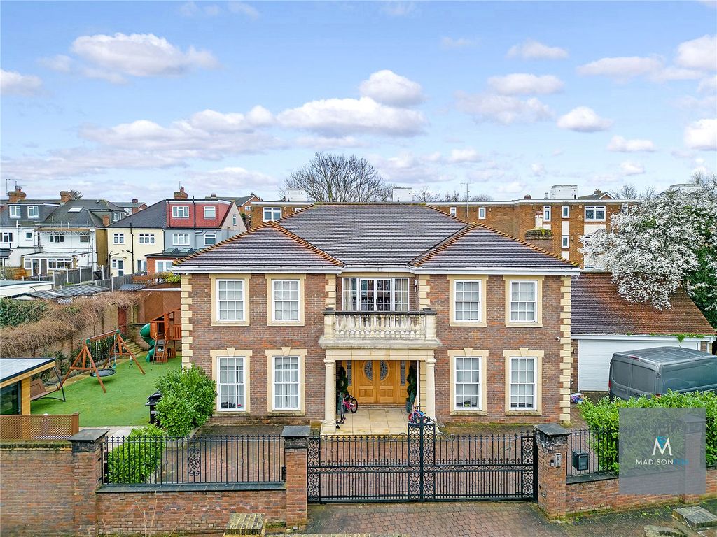 5 bed detached house for sale in Chigwell Road, Woodford Green IG8, £1,350,000 Zoopla