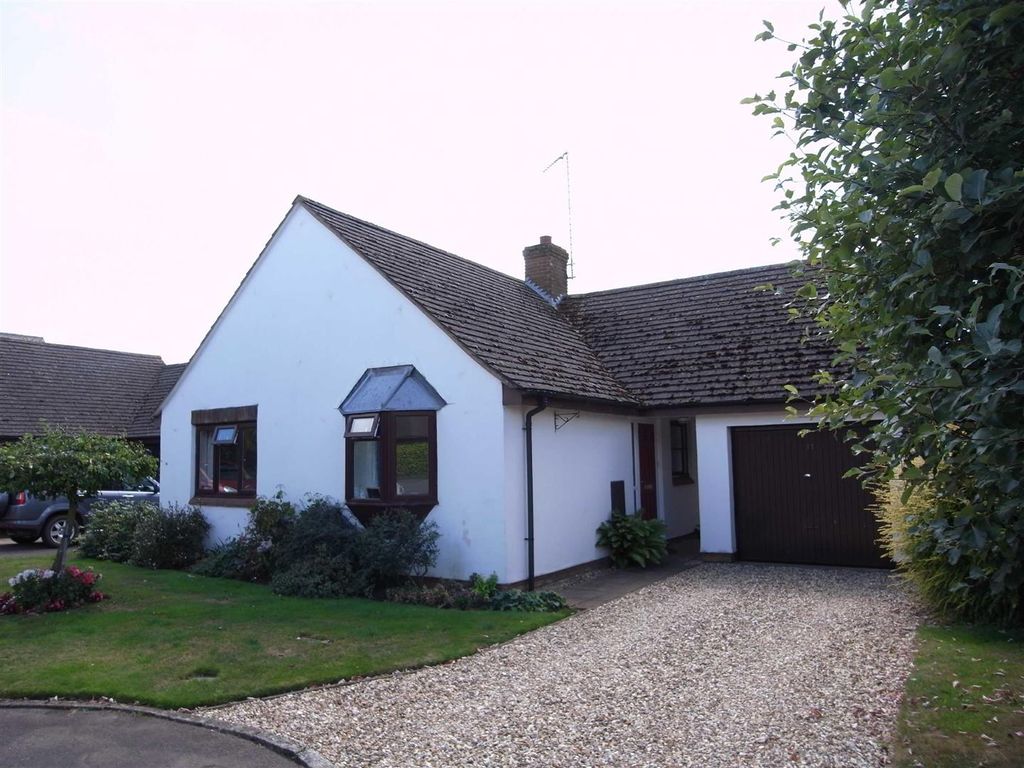 2 bed detached bungalow to rent in The Dairyground, Shutford, Banbury