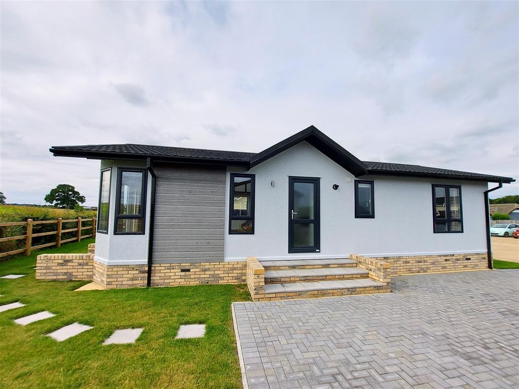 2 bed mobile/park home for sale in Brand New Park Home Parklands