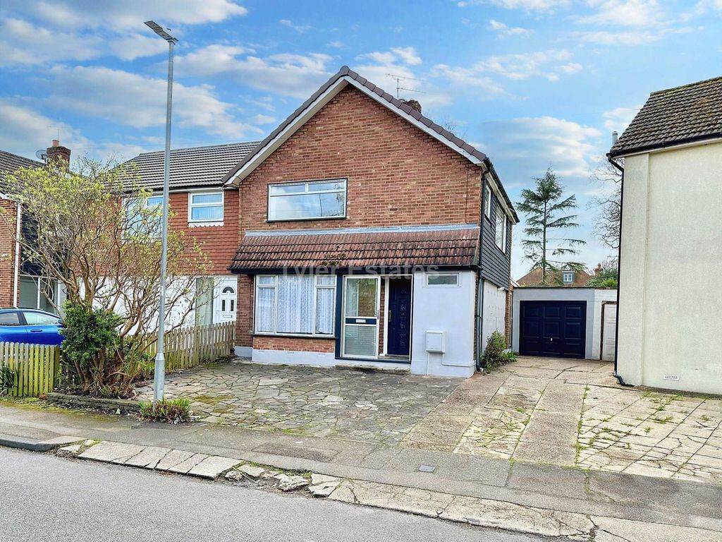 3 bed semidetached house for sale in Newlands Road, Billericay CM12, £