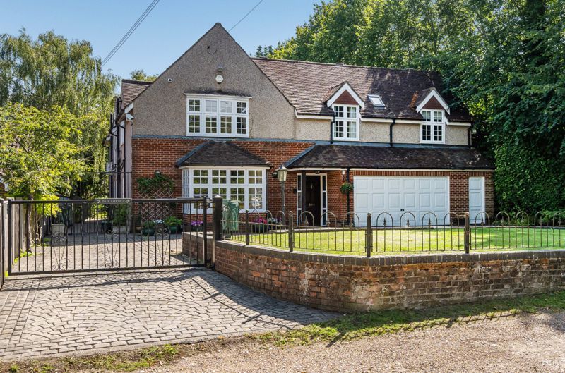5 bed detached house for sale in Overhill Road, Purley CR8, £1,250,000