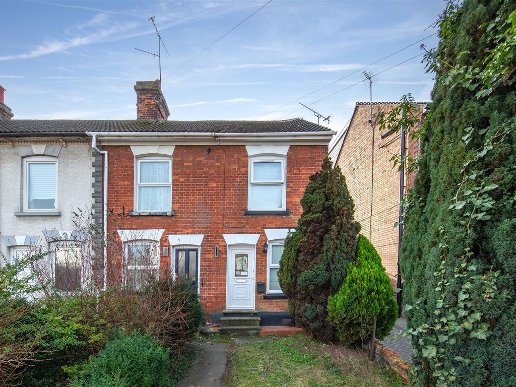 2 bed end terrace house for sale in West Street, Dunstable