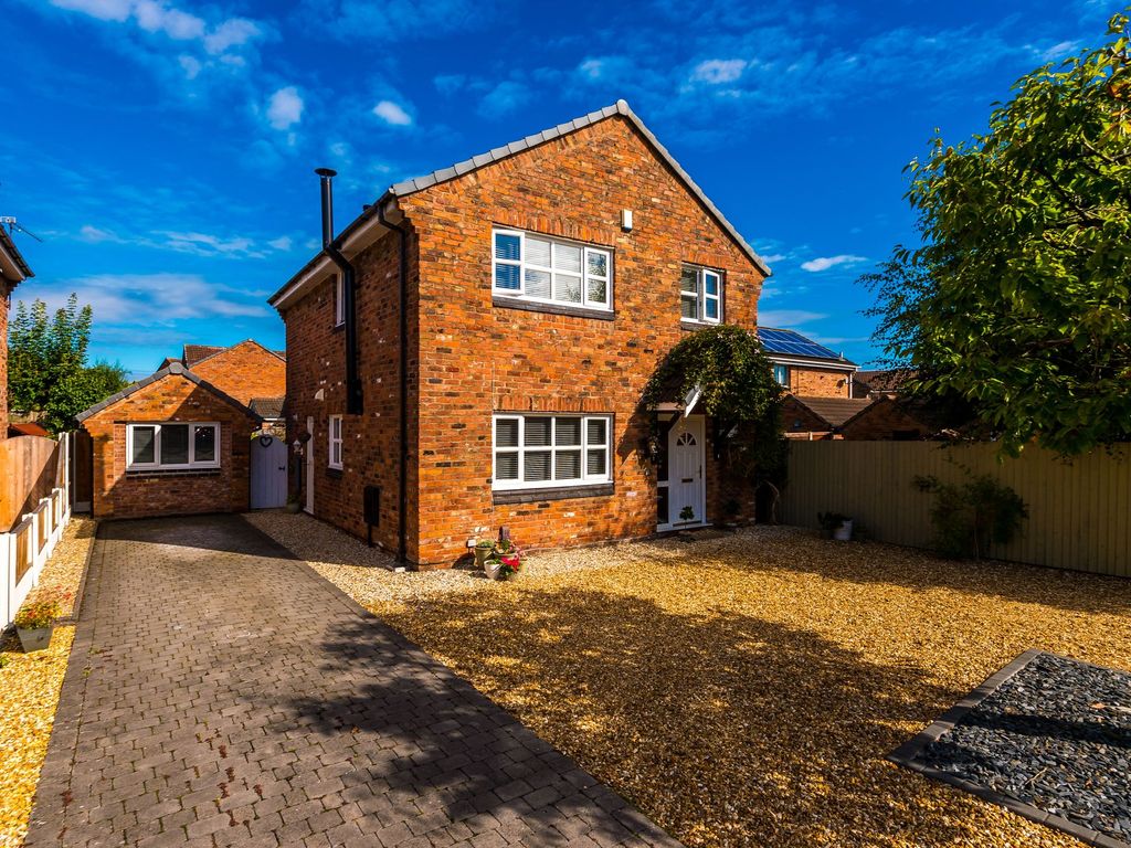 4 bed detached house for sale in Shetland Close, Fearnhead WA2, £