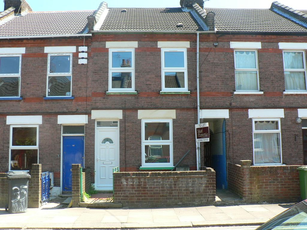 3 bed terraced house for sale in Malvern Road, Luton LU1 Zoopla