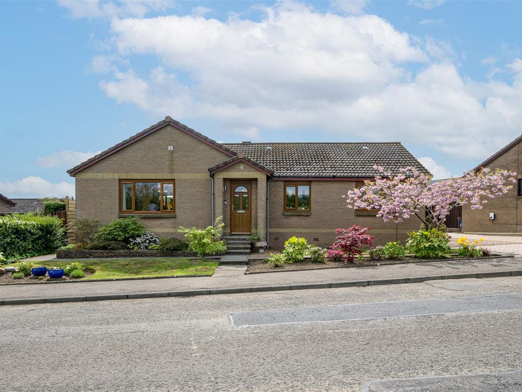 3 bed detached bungalow for sale in Bath Street, Kelty KY4, £240,000