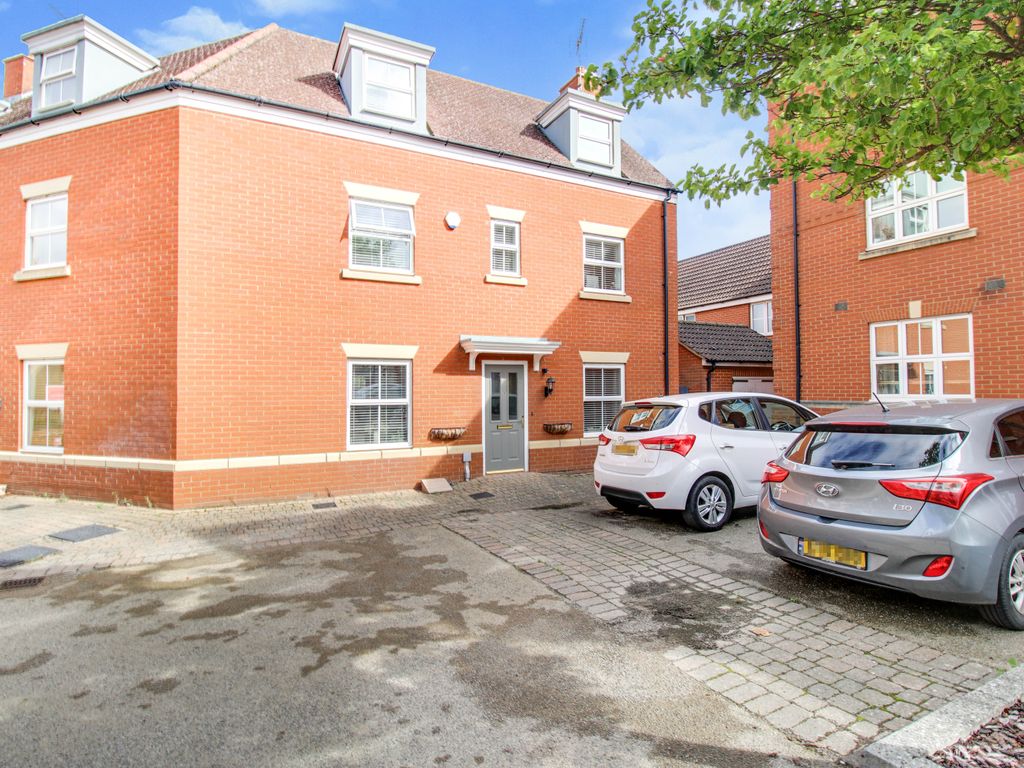 4 bed semidetached house for sale in Phoenix Gardens, Oakhurst