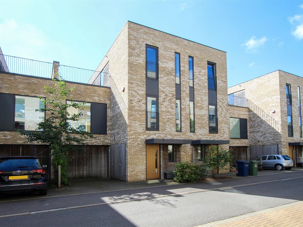 4 bed town house to rent in Lapwing Avenue, Trumpington, Cambridge CB2