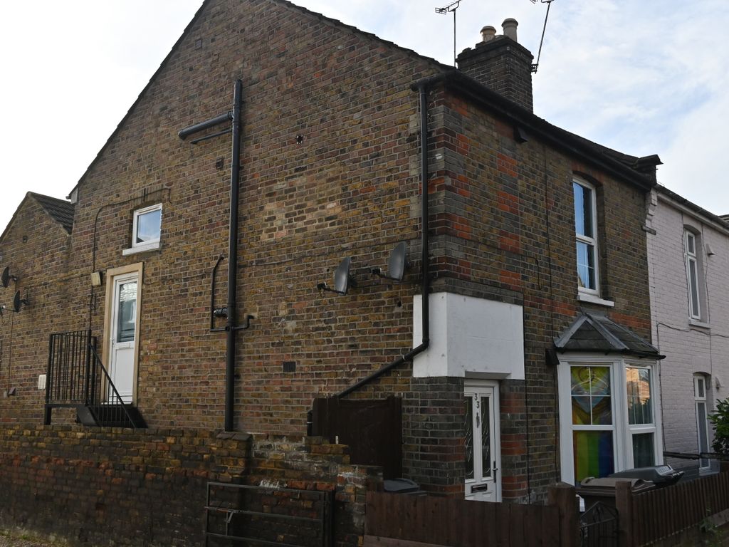 2 bed to rent in Rochford Road, Old Moulsham, Chelmsford CM2