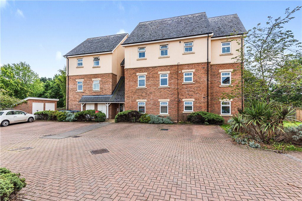 1 bed flat for sale in Whitehill Place, Virginia Water, Surrey GU25