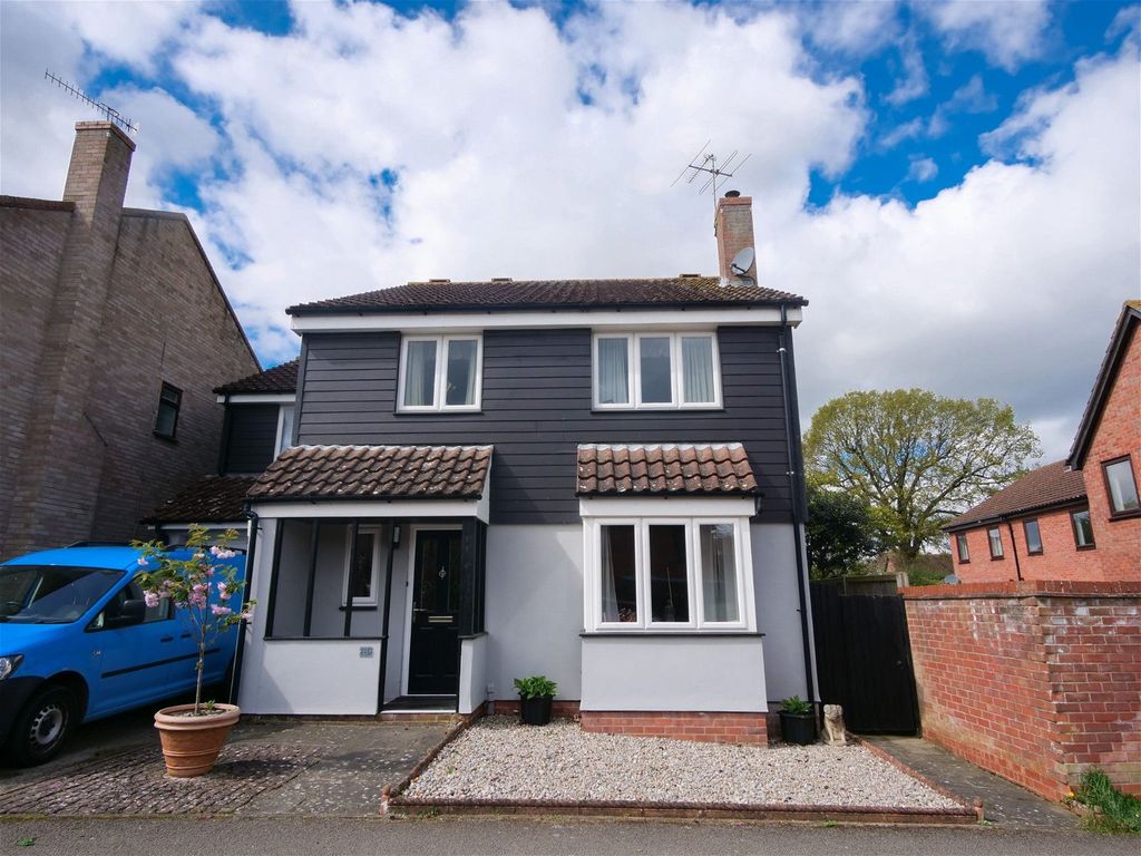 4 bed detached house for sale in Castle Brooks, Framlingham, Suffolk