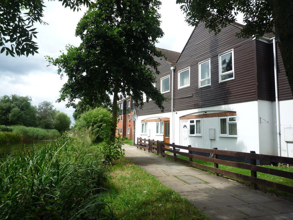 1 bed to rent in Warren Parade, Rochfords Gardens, Slough