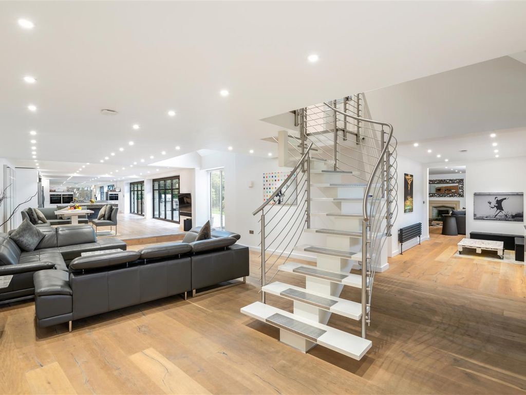 4 bed detached house for sale in Mount Close, Crawley RH10, £1,400,000