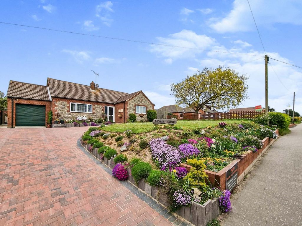 3 bed detached bungalow for sale in Walcott Road, Bacton, Norwich NR12