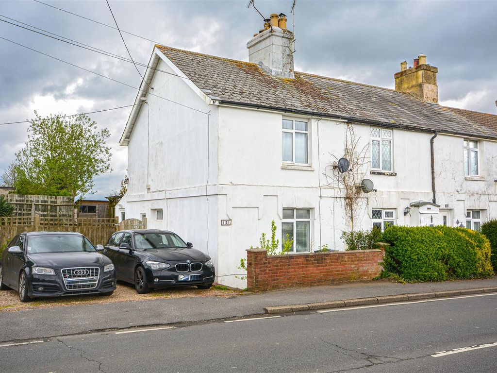 2 bed end terrace house for sale in Hastings Road, Battle TN33, £