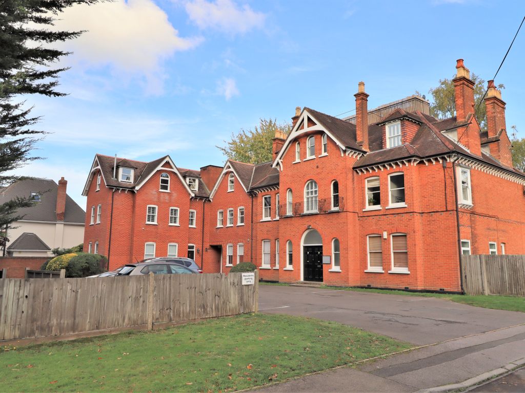 2 bed flat to rent in Westcar Lane, WaltonOnThames KT12, £1,395 pcm