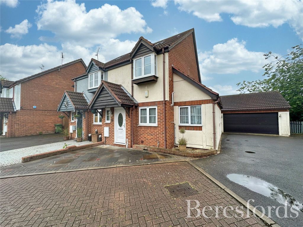 3 bed semidetached house for sale in Henderson Close, Hornchurch RM11