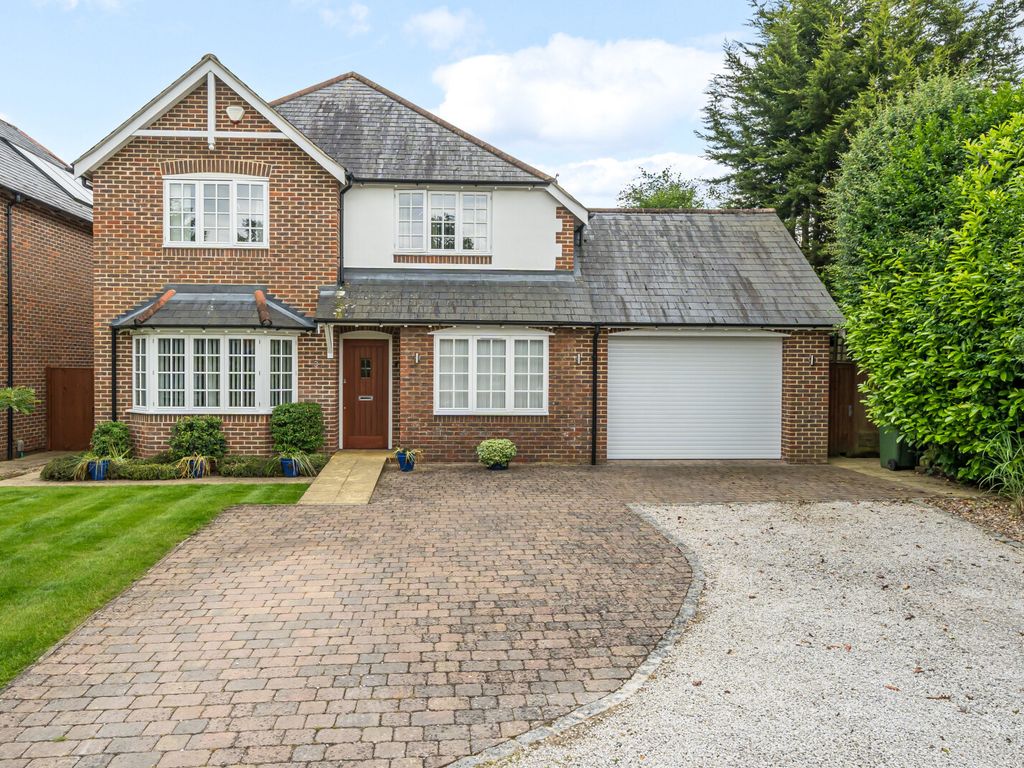 4 bed detached house for sale in Rothwell Gardens, Rowtown KT15, £