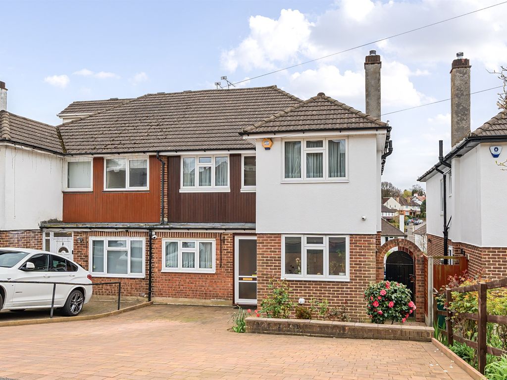 4 bed semidetached house for sale in Eversleigh Road, New
