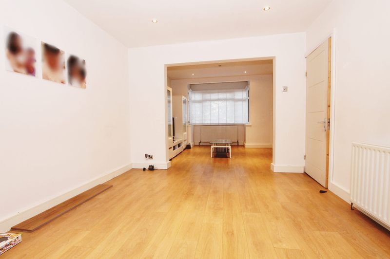 4 bed semidetached house to rent in Western Parade, Long Lane