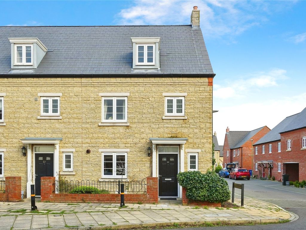 4 bed end terrace house for sale in Ascot Way, Bicester, Oxfordshire
