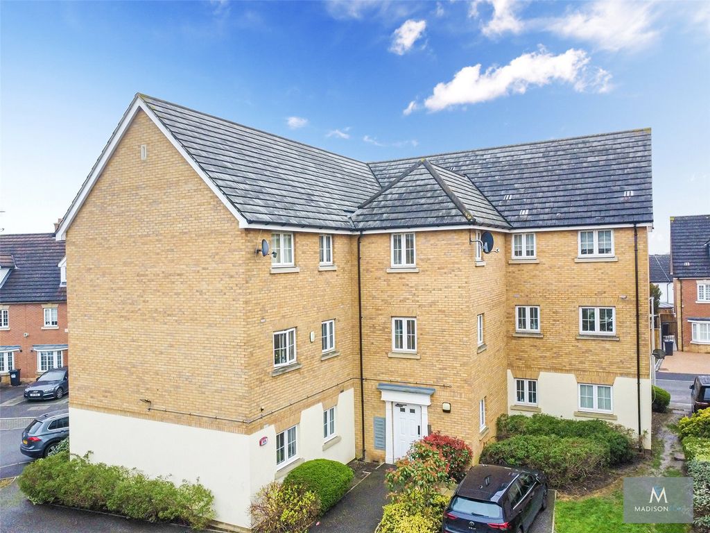 2 bed flat for sale in Genas Close, Barkingside IG6, £300,000 Zoopla