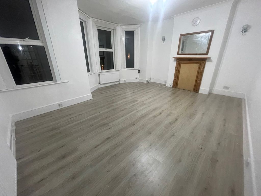 2 bed flat to rent in Devonshire Road, London N13, £1,795 pcm Zoopla